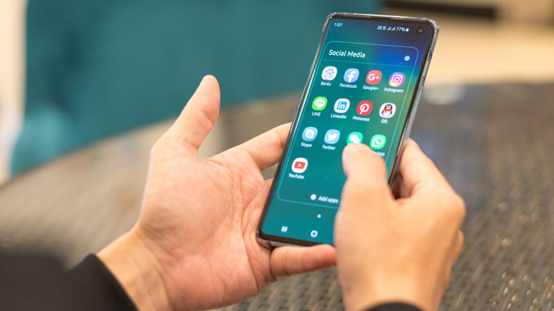 twee handen houden android smartphone vast